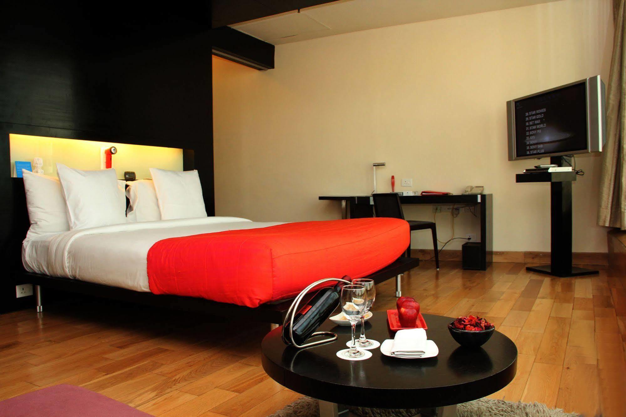 Galaxy Hotel & Spa Гургаон Экстерьер фото