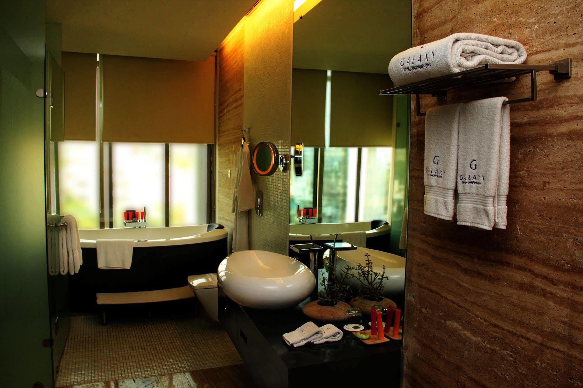 Galaxy Hotel & Spa Гургаон Экстерьер фото