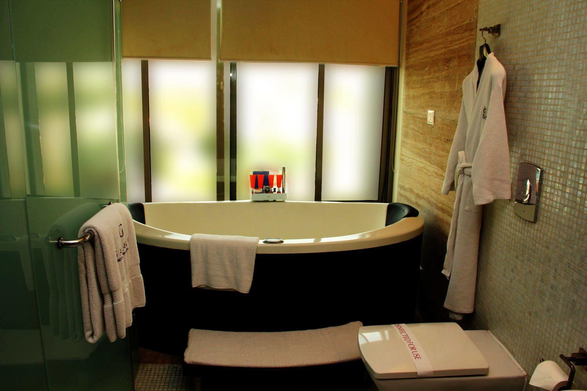 Galaxy Hotel & Spa Гургаон Экстерьер фото