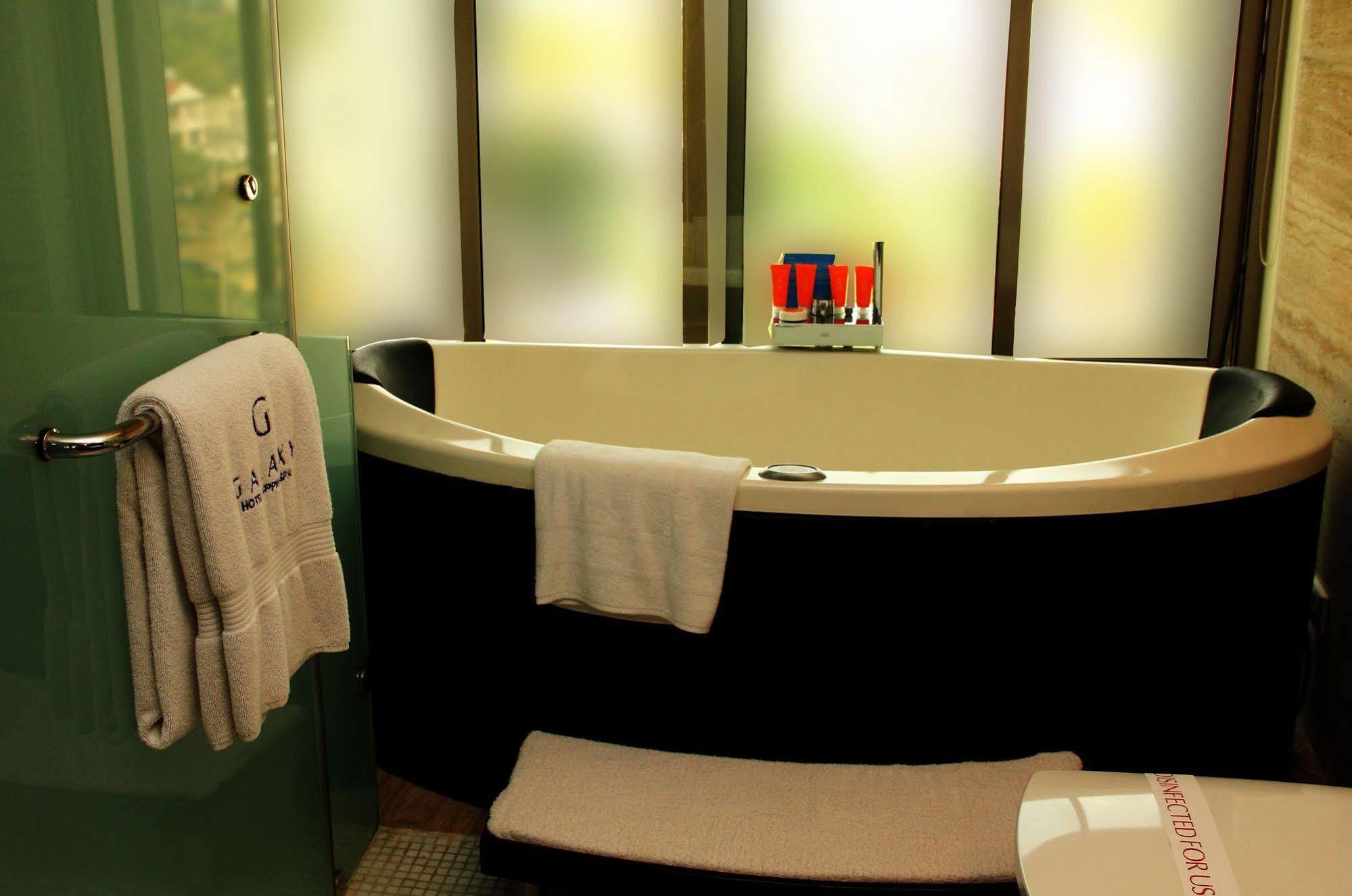 Galaxy Hotel & Spa Гургаон Экстерьер фото