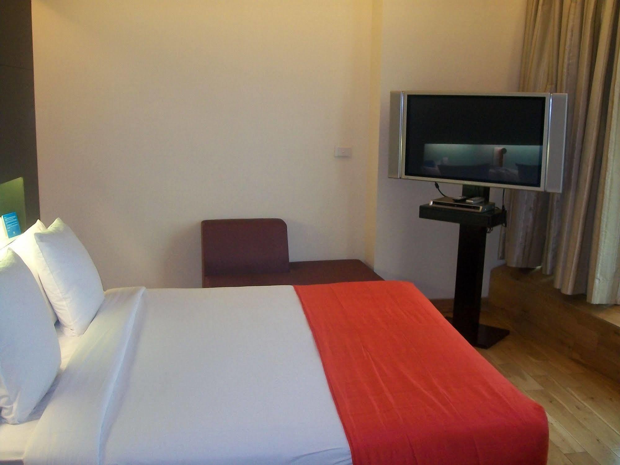 Galaxy Hotel & Spa Гургаон Экстерьер фото